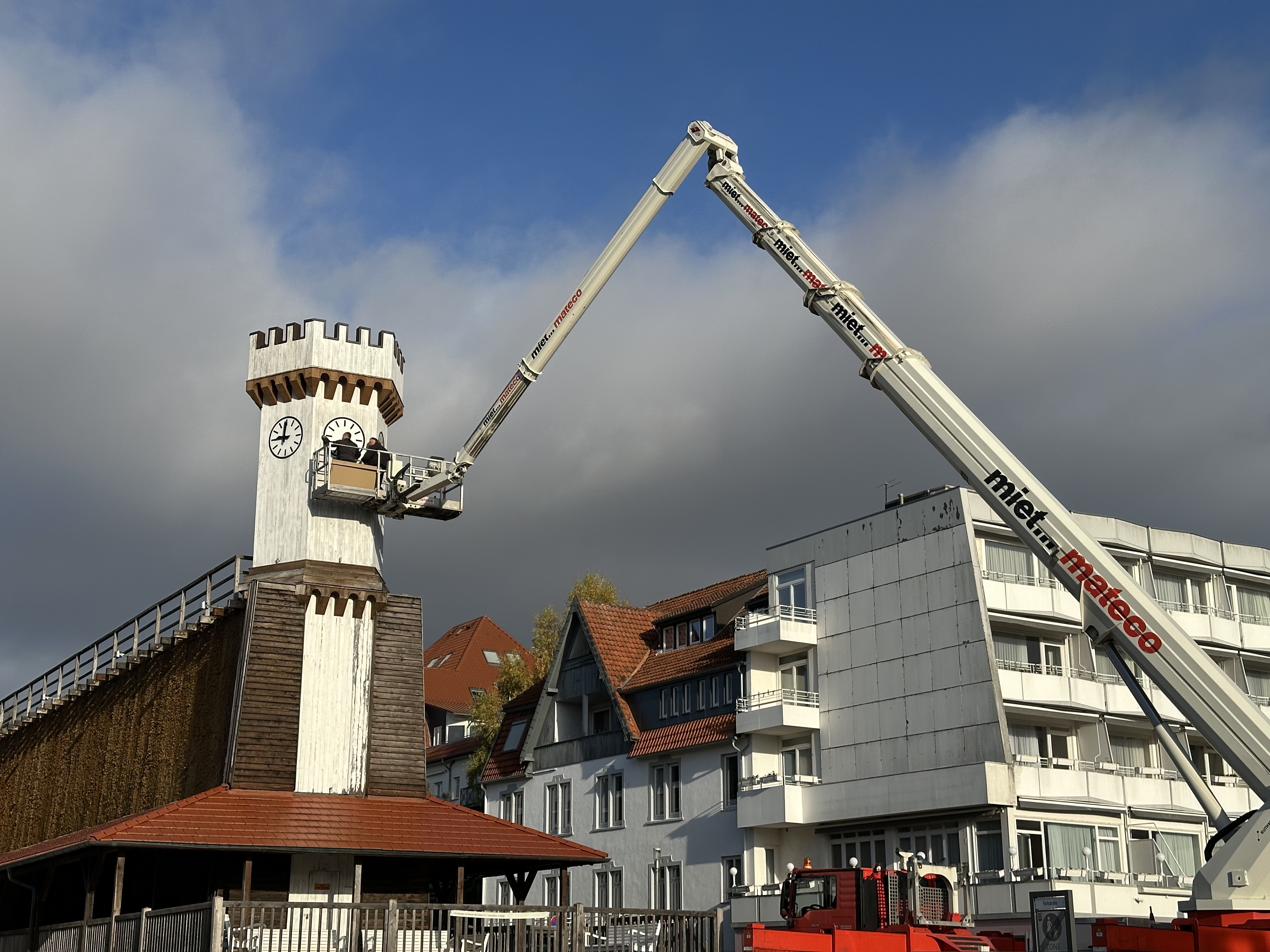 Die vier Ziffernblätter des Uhrenturmgradierwerks werden mit Hilfe eines Krans entfernt und anschließend aufbereitet